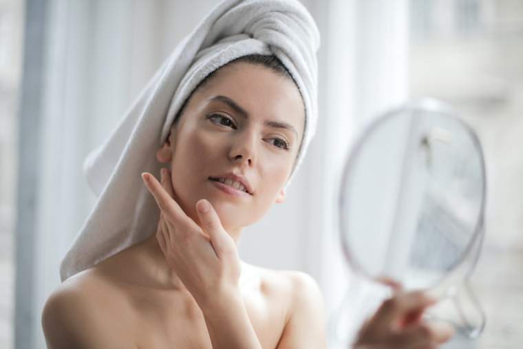Conseils de maquillage pour les femmes aux peaux matures : sublimer votre beauté